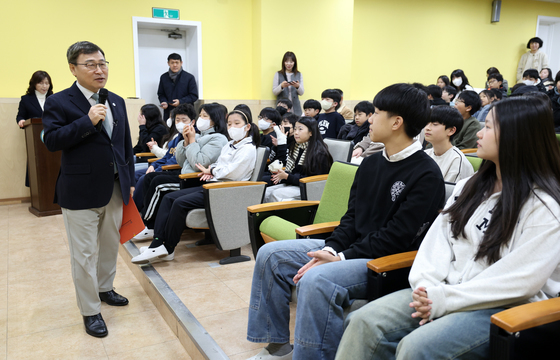 연지초 강의하는 정근식 교육감
