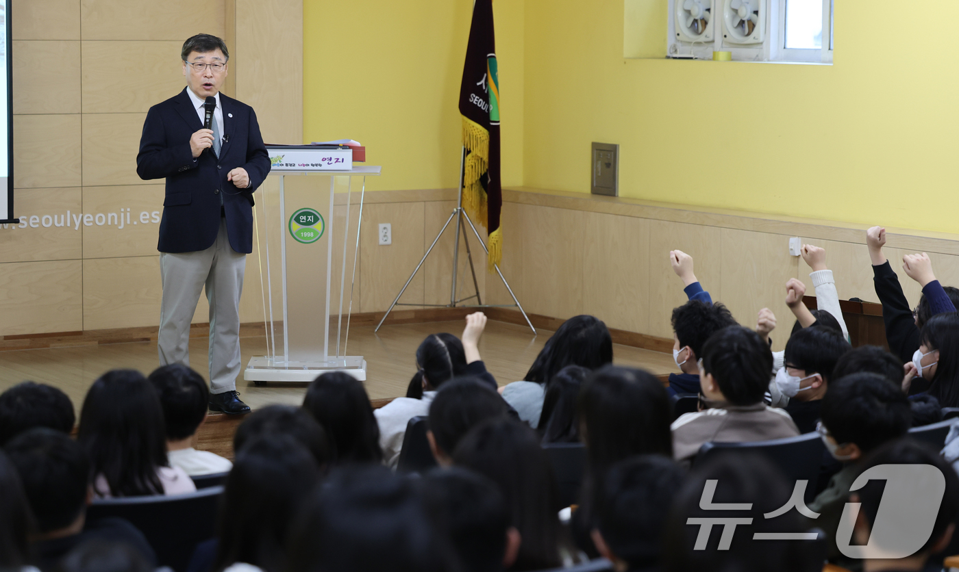 (서울=뉴스1) 김명섭 기자 = 정근식 서울시교육감이 5일 서울 노원구 연지초등학교에서 평화·통일교육을 주제로 강의하고 있다. (서울시교육청 제공. 재판매 및 DB 금지)  202 …