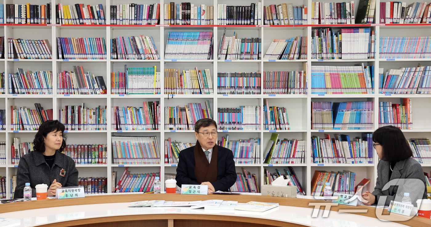 (서울=뉴스1) 김명섭 기자 = 정근식 서울시교육감이 5일 오후 서울 양천구 경인초등학교를 방문해 '학교자치문화'를 주제로 교직원, 학부모 등과 간담회하고 있다. (서울시교육청 제 …