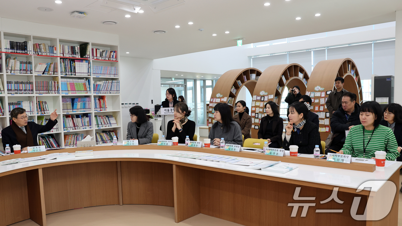 (서울=뉴스1) 김명섭 기자 = 정근식 서울시교육감이 5일 오후 서울 양천구 경인초등학교를 방문해 '학교자치문화'를 주제로 교직원, 학부모 등과 간담회하고 있다. (서울시교육청 제 …