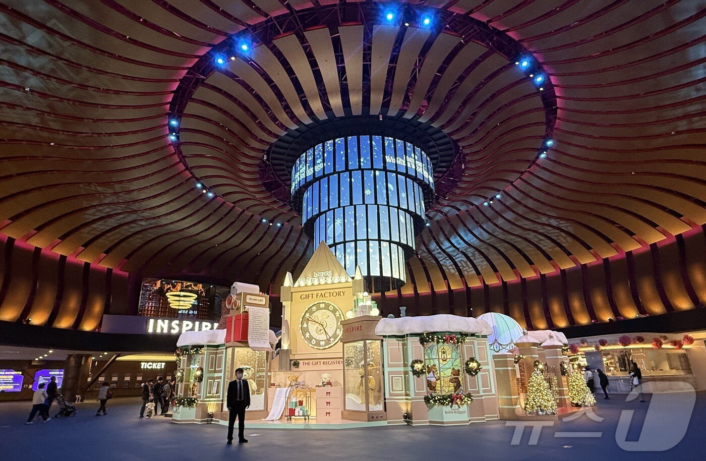 본문 이미지 - 키네틱 LED 샹들리에 로툰다ⓒ News1 윤슬빈 관광전문기자