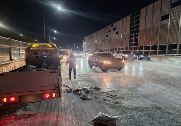 '늑장 제설'로 과천봉담도시고속화도로 '교통지옥'…누가 책임지나?