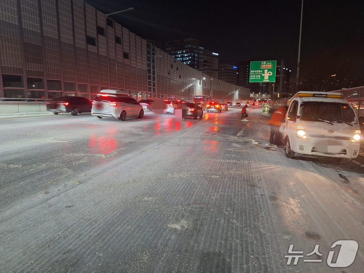 본문 이미지 - 과천봉담도시고속화도로 제설작업 중인 과천시 공무원.&#40;과천시 제공&#41;