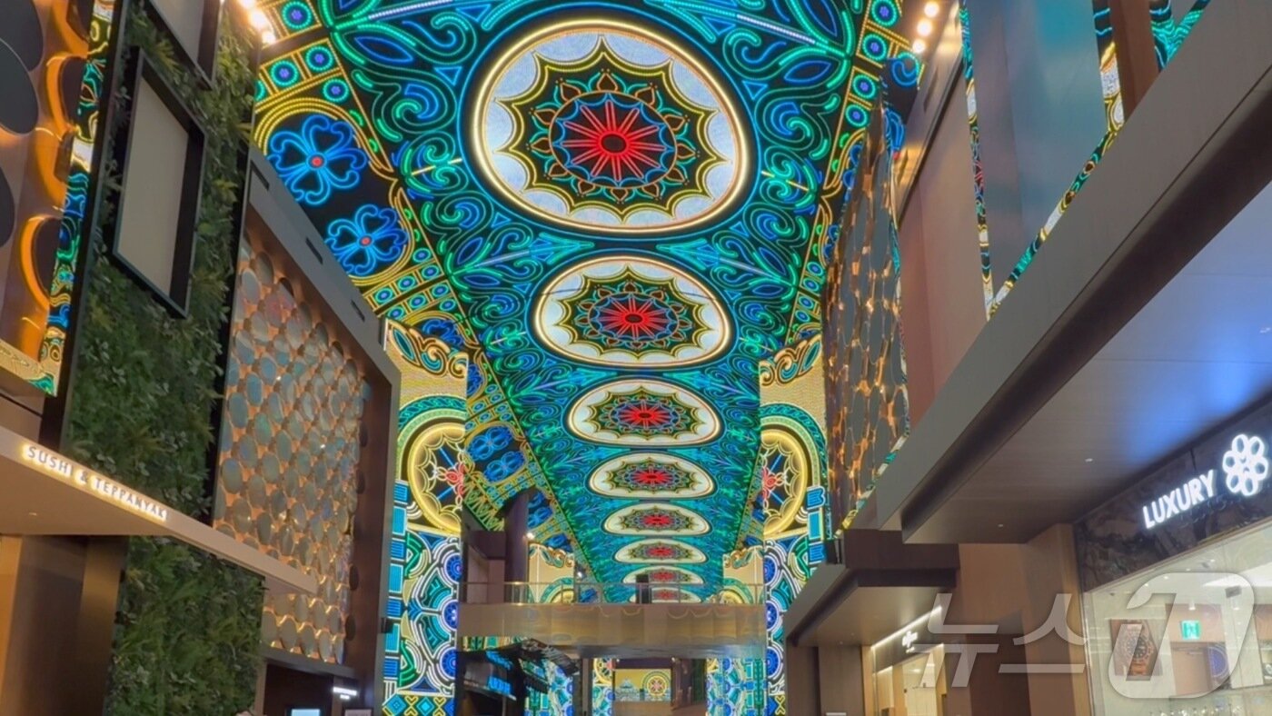 본문 이미지 - 150m 길이의 통로 전체가 산타 빌리지와 오로라 익스프레스로 변신했다.ⓒ News1 윤슬빈 관광전문기자