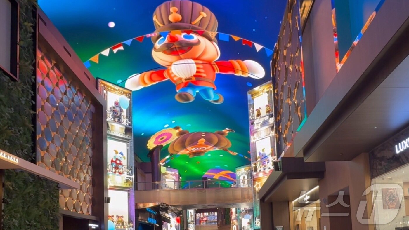 본문 이미지 - 150m 길이의 통로 전체가 산타 빌리지와 오로라 익스프레스로 변신했다.ⓒ News1 윤슬빈 관광전문기자