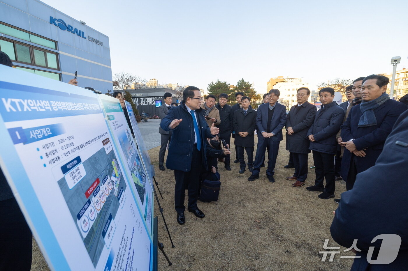 본문 이미지 - 정헌율 익산시장이 5일 익산을 방문한 김윤덕 국토부장관에게 KTX익산역 광역복합환승센터 구축 사업에 대해 설명하고 있다.&#40;익산시 제공. 재판매 및 DB 금지&#41;