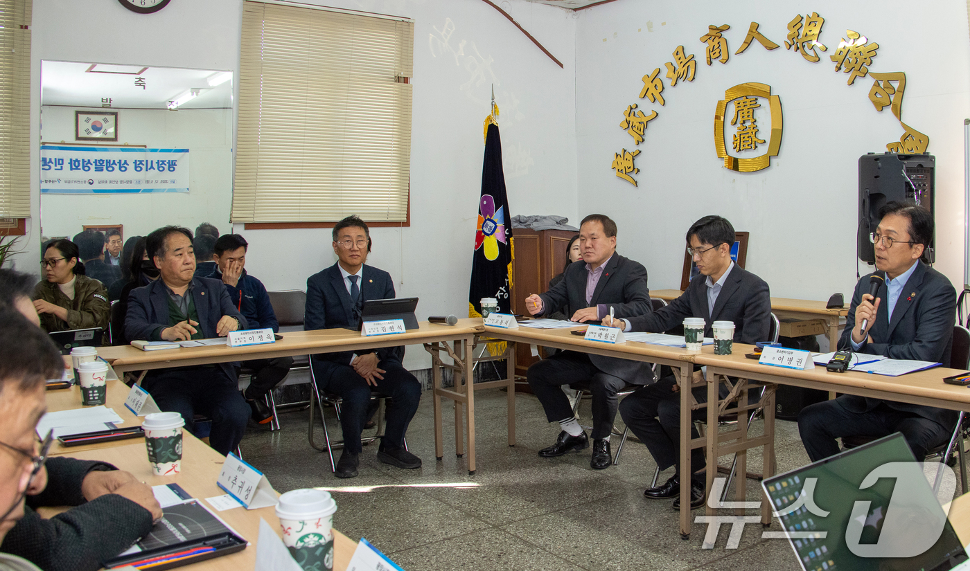 (서울=뉴스1) 김명섭 기자 = 이병권 중소벤처기업부 제2차관이 5일 서울 종로구 광장시장 상인회에서 열린 '광장시장 상생활성화 민생현장 간담회'에서 모두 발언을 하고 있다. (중 …