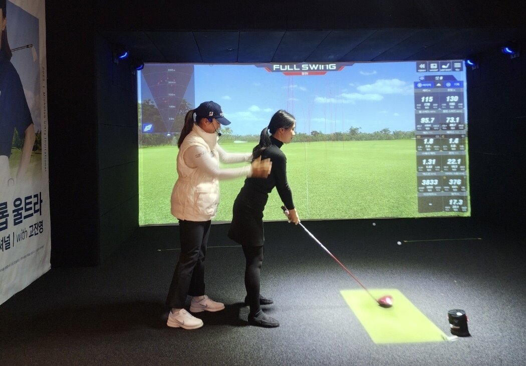 본문 이미지 -  고진영 골프 프로가 5일 서울 청담 클럽디에서 열린 미켈롭 울트라 브랜드 행사에서 원포인트 레슨을 진행하는 모습. 