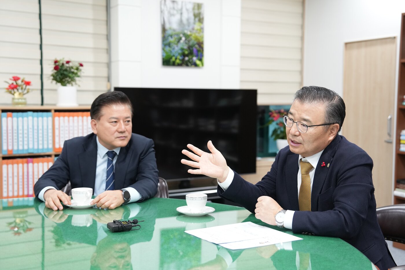 본문 이미지 - 류경기 중랑구청장과 김재영 중랑구 동물복지위원장이 동물복지 정책에 대해 이야기를 나누고 있다&#40;구 제공&#41;. ⓒ 뉴스1