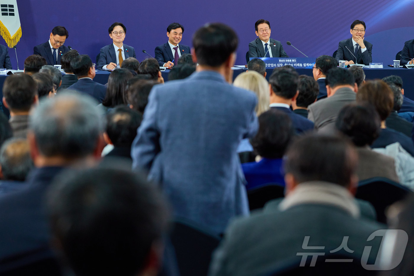 (서울=뉴스1) 이재명 기자 = 이재명 대통령이 5일 충남 천안시 한국기술교육대학교에서 열린 '충남의 마음을 듣다' 타운홀미팅에서 참석자들의 질문을 듣고 있다. (대통령실 제공. …