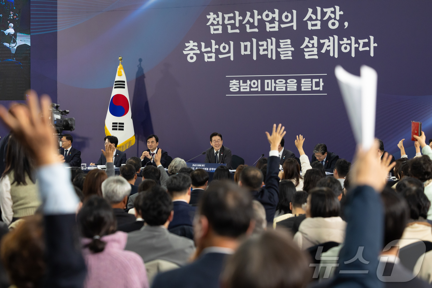 (서울=뉴스1) 이재명 기자 = 이재명 대통령이 5일 충남 천안시 한국기술교육대학교에서 열린 '충남의 마음을 듣다' 타운홀미팅에서 참석자들의 질문을 받고 있다. (대통령실 제공. …