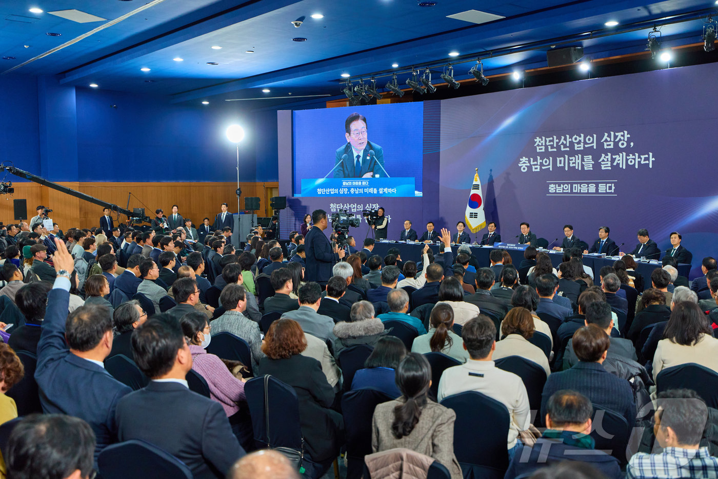 (서울=뉴스1) 이재명 기자 = 이재명 대통령이 5일 충남 천안시 한국기술교육대학교에서 열린 '충남의 마음을 듣다' 타운홀미팅에서 참석자들의 질문을 받고 있다. (대통령실 제공. …