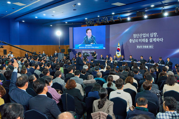 참석자 질문 받는 이재명 대통령