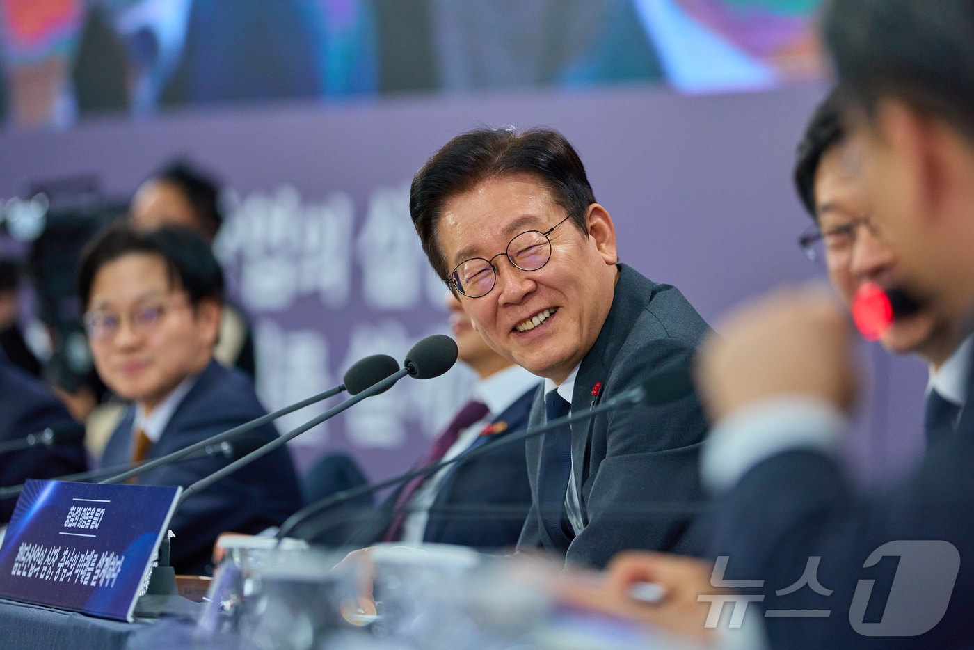 (서울=뉴스1) 이재명 기자 = 이재명 대통령이 5일 충남 천안시 한국기술교육대학교에서 열린 '충남의 마음을 듣다' 타운홀미팅에서 발언하고 있다. (대통령실 제공. 재판매 및 DB …