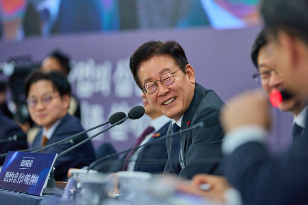 미소 짓는 이재명 대통령