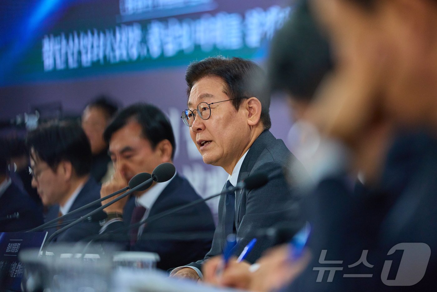 본문 이미지 - 이재명 대통령이 지난 5일 충남 천안시 한국기술교육대학교에서 열린 &#39;충남의 마음을 듣다&#39; 타운홀미팅에서 발언하고 있다. &#40;대통령실 제공. 재판매 및 DB 금지&#41; 2025.12.5/뉴스1 ⓒ News1 이재명 기자