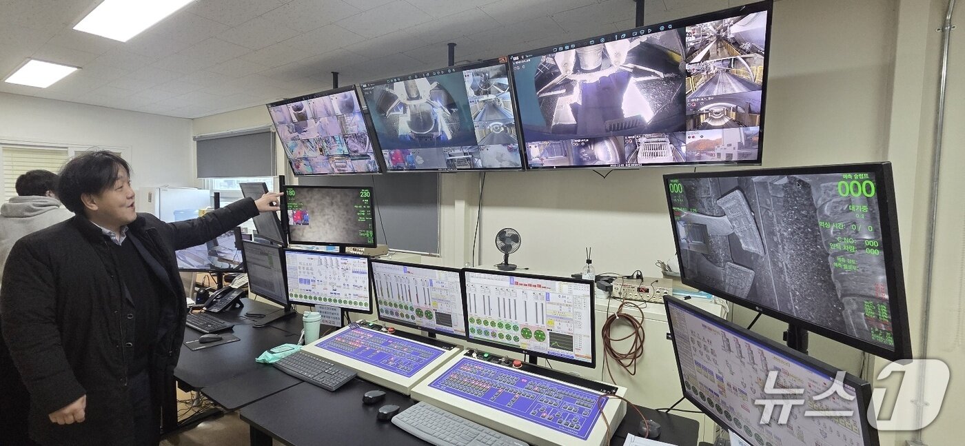 본문 이미지 - 이원곡 SH랩 대표가 AI 기반 레미콘 품질예측 시스템을 설명하고 있다./2025.12.3/뉴스1ⓒ 뉴스1 황보준엽 기자