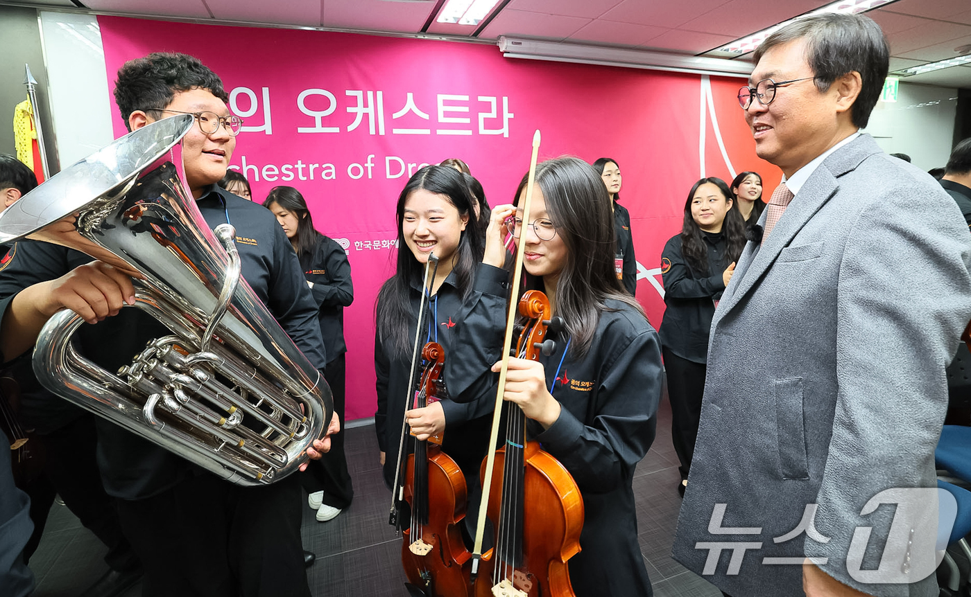 (서울=뉴스1) 김명섭 기자 = 최휘영 문화체육관광부 장관이 5일 서울 마포구 YTN홀에서 열린 ‘꿈의 예술단 15주년 기념행사’ 시작에 앞서 대기실을 찾아 단원들을 격려하고 있다 …