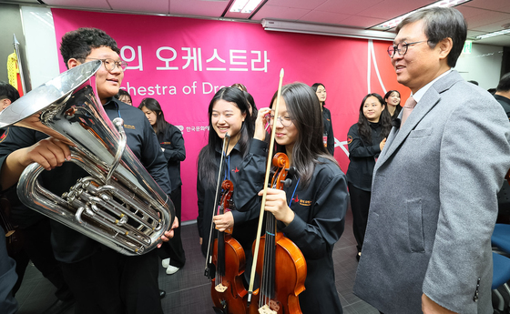 '꿈의 예술단 찾은 최휘영 장관