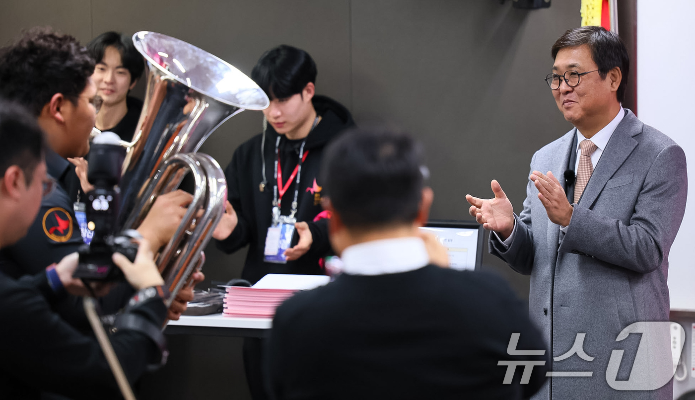 (서울=뉴스1) 김명섭 기자 = 최휘영 문화체육관광부 장관이 5일 서울 마포구 YTN홀에서 열린 ‘꿈의 예술단 15주년 기념행사’ 시작에 앞서 대기실을 찾아 단원들을 격려하고 있다 …