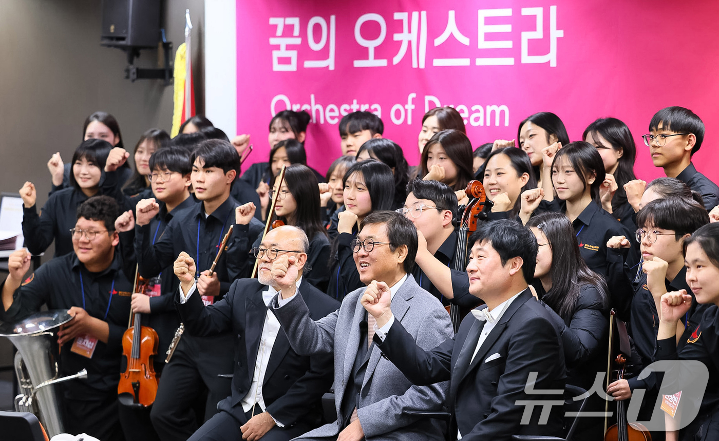 (서울=뉴스1) 김명섭 기자 = 최휘영 문화체육관광부 장관이 5일 서울 마포구 YTN홀에서 열린 ‘꿈의 예술단 15주년 기념행사’ 시작에 앞서 대기실을 찾아 단원들을 격려한 뒤 기 …