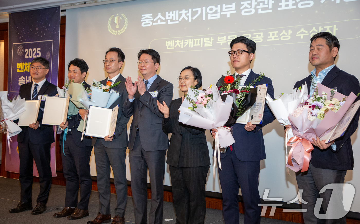 (서울=뉴스1) 김명섭 기자 = 한성숙 중소벤처기업부 장관이 5일 서울 강남구 그랜드인터컨티넨탈 서울 파르나스에서 열린 ‘2025 벤처캐피탈 송년의 밤’ 행사에서 벤처·창업 기업 …