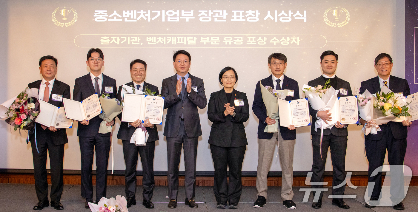 (서울=뉴스1) 김명섭 기자 = 한성숙 중소벤처기업부 장관이 5일 서울 강남구 그랜드인터컨티넨탈 서울 파르나스에서 열린 ‘2025 벤처캐피탈 송년의 밤’ 행사에서 벤처·창업 기업 …