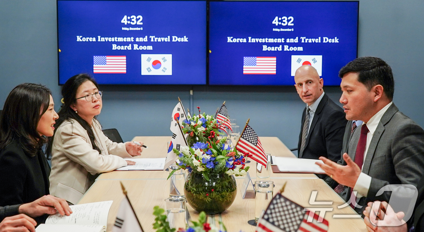 (서울=뉴스1) 김명섭 기자 = 김진아 외교부 제2차관이 5일 서울 종로구 주한미국대사관 내에 새롭게 설치된 한국 투자기업 전담창구, 일명 ‘키트 데스크(KIT Desk)’를 방문 …