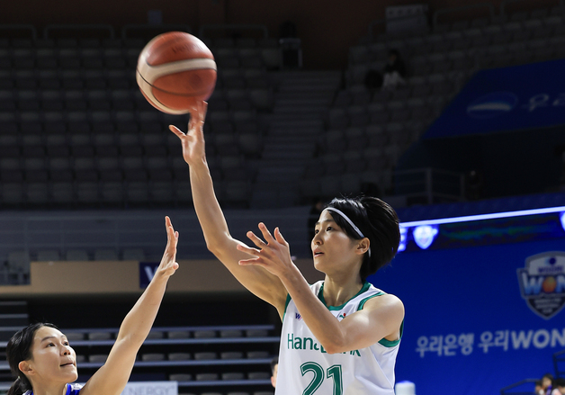 '4Q에만 28점' 여자농구 하나은행, 우리은행 꺾고 4연승 '단독 1위'