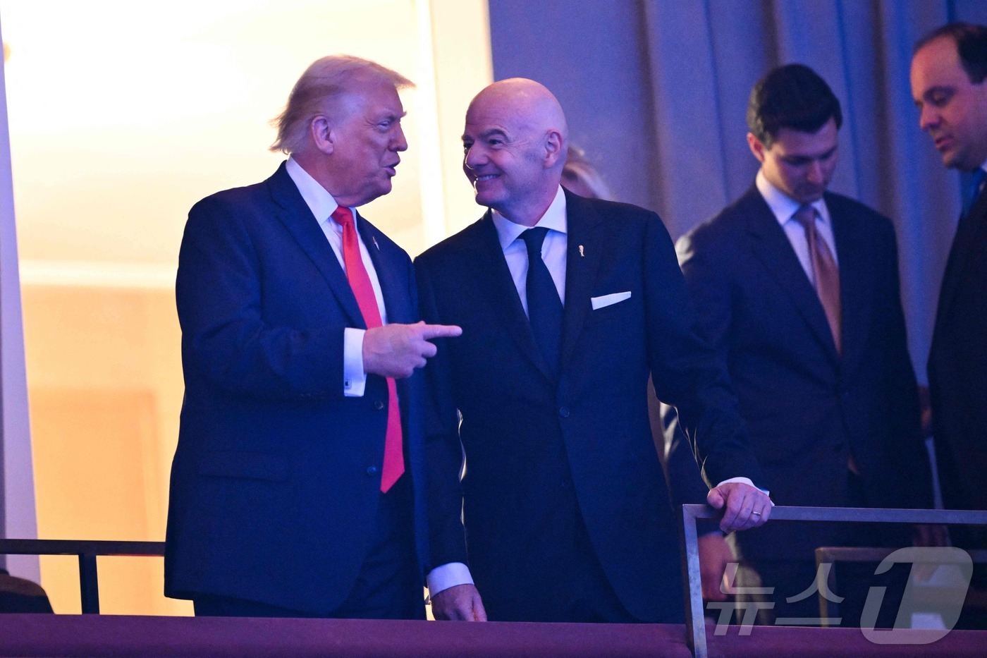 (워싱턴DC AFP=뉴스1) 류정민 특파원 = 도널드 트럼프 미국 대통령이 5일(현지시간) 워싱턴DC 케네디센터에서 열린  2026 북중미 월드컵 본선 조추첨 행사장에서 지아니 인 …