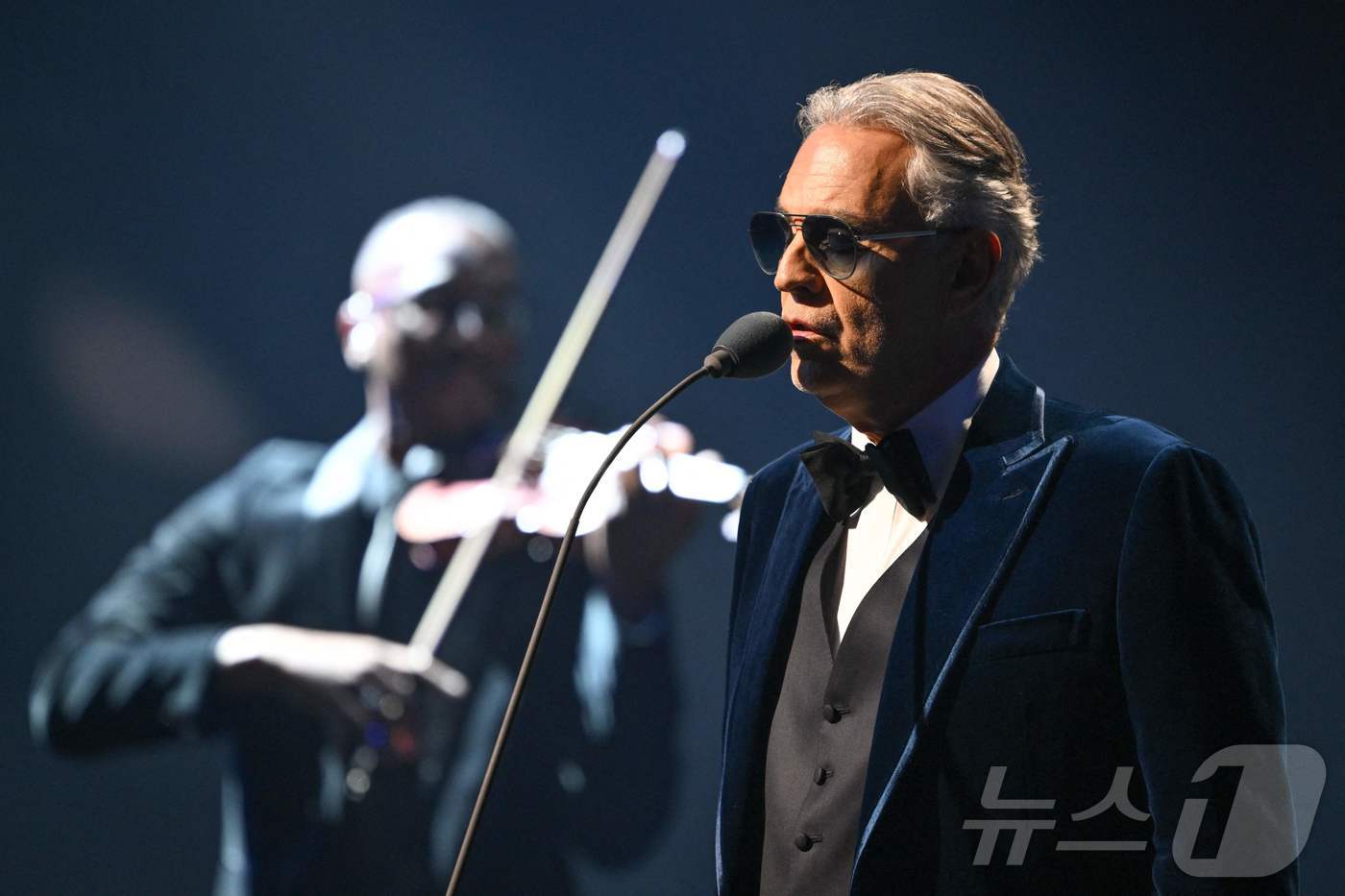 (워싱턴DC AFP=뉴스1) 류정민 특파원 = 5일(현지시간) 미국 워싱턴DC 케네디센터에서 열린 2026 북중미 월드컵 본선 조추첨 행사에서 이탈리아 성악가 안드레아 보첼리가 오 …