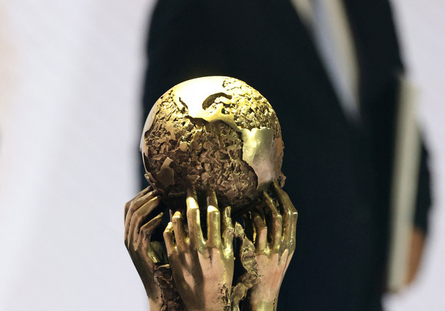 [포토] FIFA 평화상 트로피