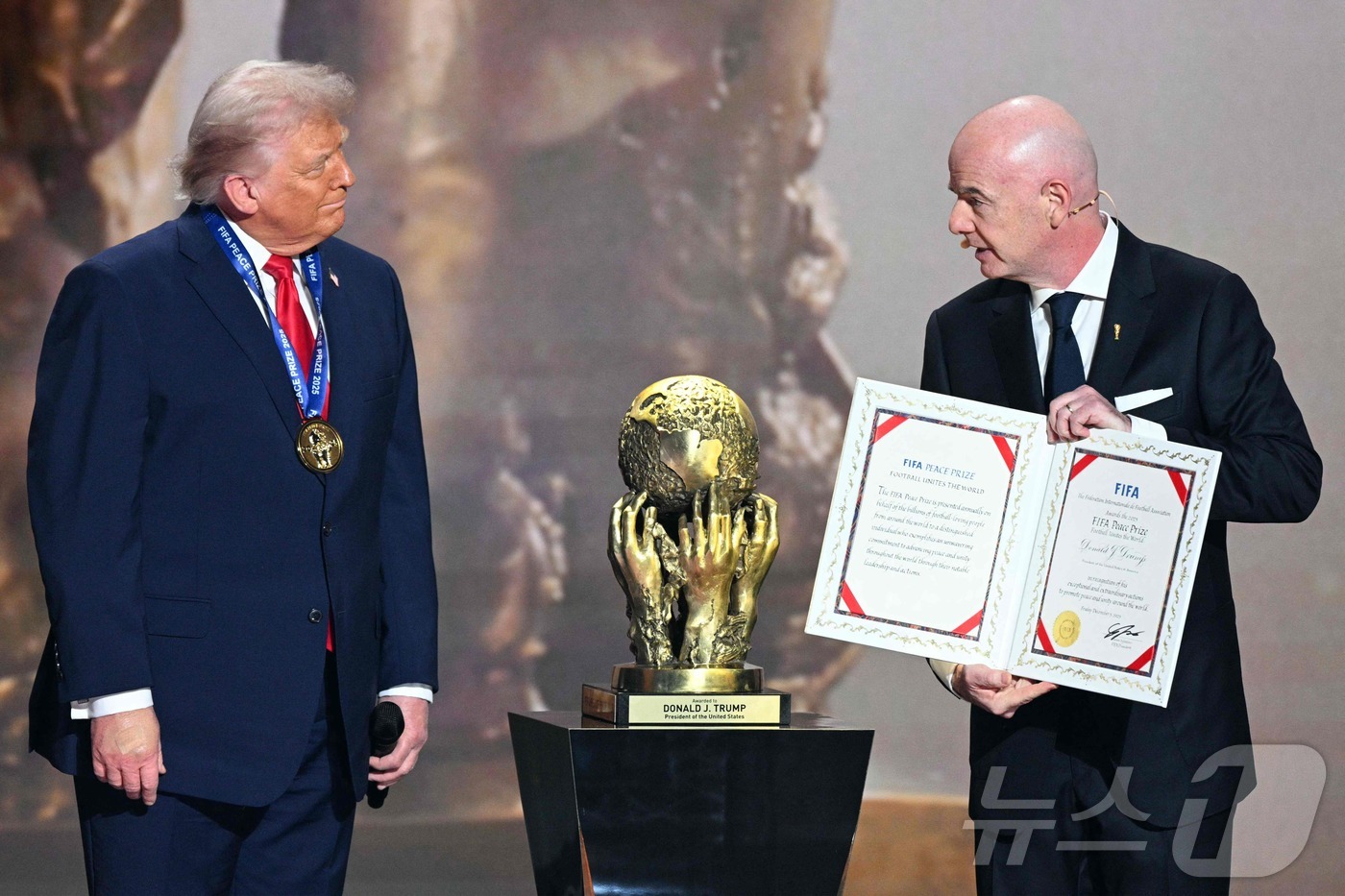 (워싱턴 AFP=뉴스1) 이창규 기자 = 도널드 트럼프 미국 대통령이 5일(현지시간) 2026년 북중미 월드컵 조추첨식이 열리는 워싱턴DC 케네디센터에서 초대 국제축구연맹(FIFA …