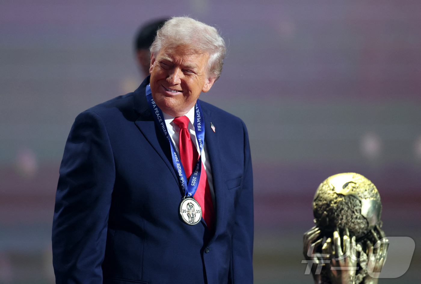 (워싱턴 로이터=뉴스1) 이창규 기자 = 도널드 트럼프 미국 대통령이 5일(현지시간) 2026년 북중미 월드컵 조추첨식에서 초대 국제축구연맹(FIFA) 평화상을 수상했다.ⓒ 로이터 …