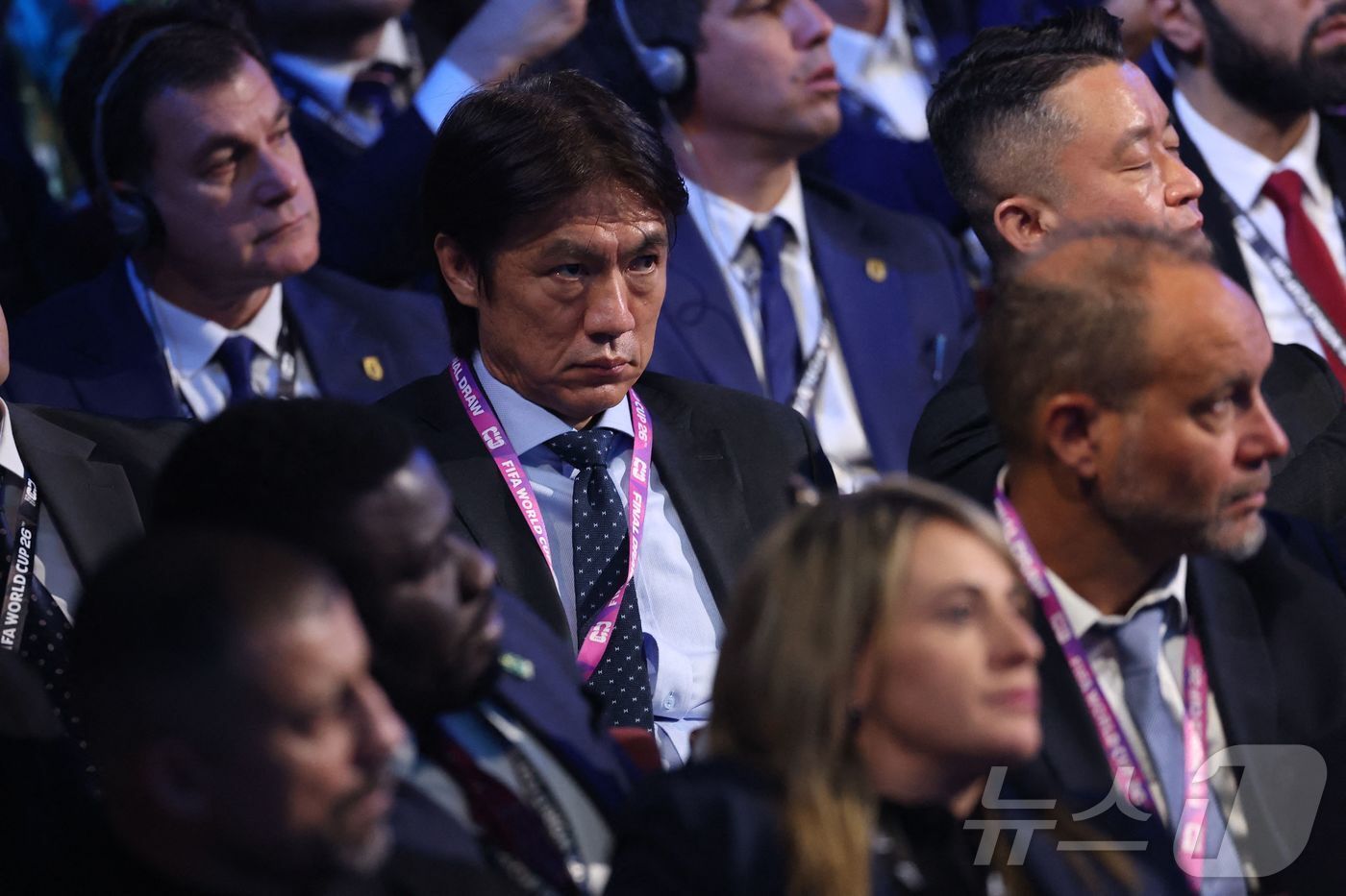 본문 이미지 - 홍명보 축구 국가대표팀 감독이 5일&#40;현지시간&#41; 미국 워싱턴DC 케네디센터에서 열린 2026 북중미 월드컵 조추첨에서 한국이 호명되는 순간 무대를 응시하고 있다. 한국은 개최국 멕시코, 남아프리카공화국, 유럽 플레이오프 D조&#40;덴마크, 북마케도니아, 체코, 아일랜드 승자&#41;와 함께 A조에서 32강 진출을 두고 격돌한다. 2025. 12.05. ⓒ AFP=뉴스1 ⓒ News1 류정민 특파원