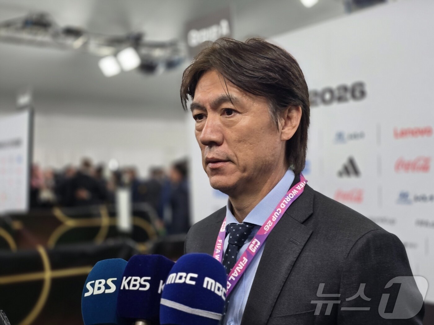 본문 이미지 - 홍명보 축구 국가대표팀 감독이 5일&#40;현지시간&#41; 미국 워싱턴DC 케네디센터에서 열린 조추첨 후 믹스트존에서 한국 기자들과 만나 질문에 답하고 있다.  한국은 멕시코, 남아프리카공화국, 유럽플레이오프D조&#40;체코·북마케도니아·덴마크·아일랜드&#41;와 함께 A조에 배정됐다. 2025.12.05. ⓒ News1 류정민 특파원