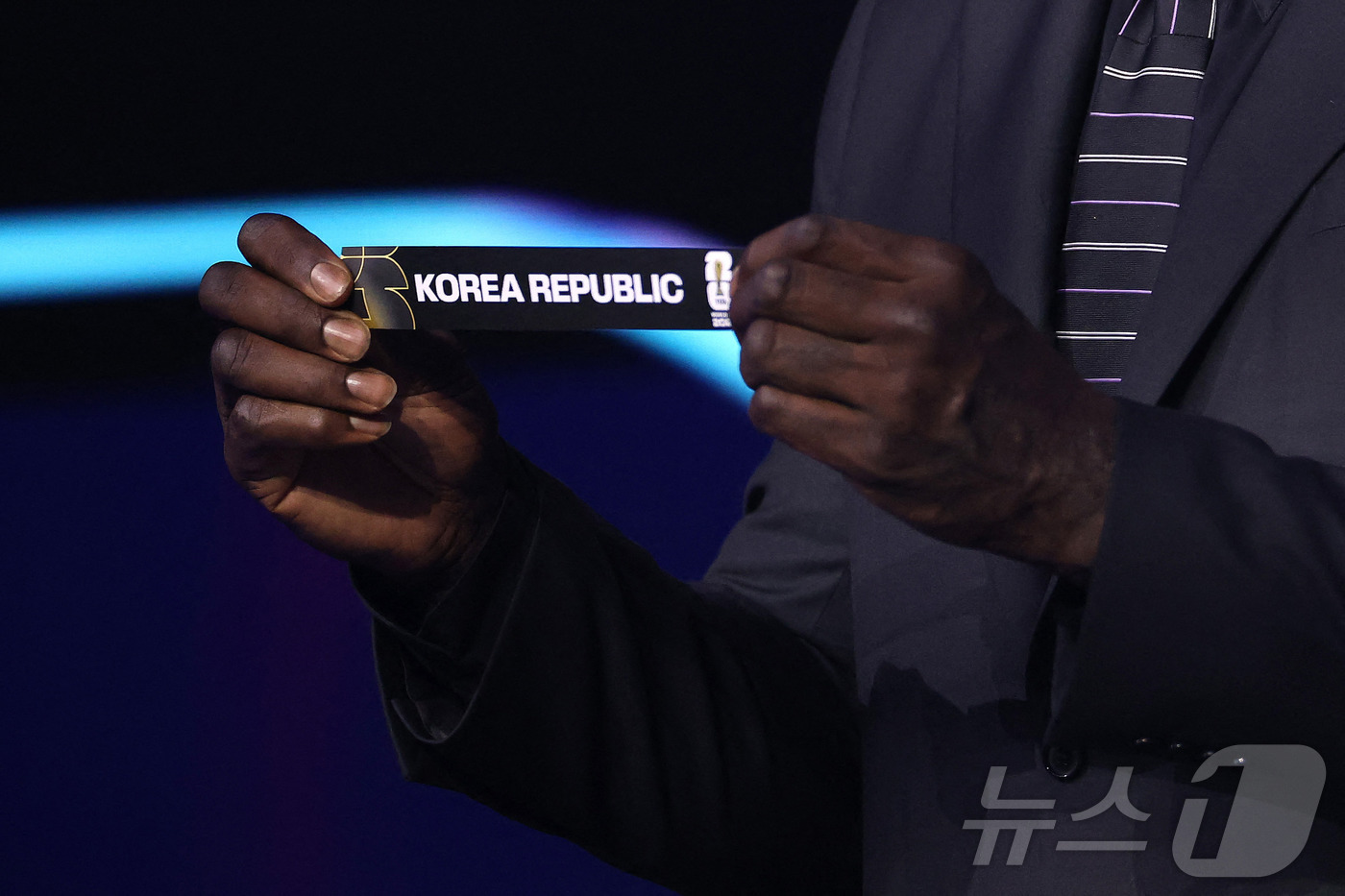 (AFP=뉴스1) = 5일(현지시간) 미국 워싱턴DC 케네디센터에서 열린 2026 북중미 월드컵 조 추첨식에서 샤킬 오닐이 대한민국 카드를 뽑고 있다.한국은 개최국 멕시코, 남아프 …