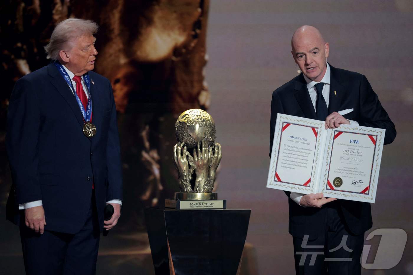 (AFP=뉴스1) = 지아니 인판티노 국제축구연맹(FIFA) 회장이 5일(현지시간) 미국 워싱턴DC 케네디센터에서 열린 2026 북중미 월드컵 조 추첨식에서 도널드 트럼프 미국 대 …