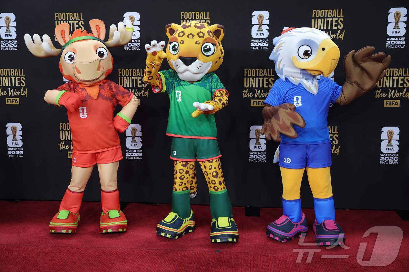 본문 이미지 - 5일&#40;현지시간&#41; 미국 워싱턴DC 케네디센터에서 열린 2026 북중미 월드컵 조 추첨식에 앞서 공식 마스코트인 캐나다의 무스. 멕시코의 재규어, 미국의 독수리가 레드카펫에서 포즈를 취하고 있다. 한국은 개최국 멕시코, 남아프리카공화국, 유럽 플레이오프 D조&#40;덴마크, 북마케도니아, 체코, 아일랜드 승자&#41;와 함께 A조에서 32강 진출을 두고 격돌한다. ⓒ AFP=뉴스1