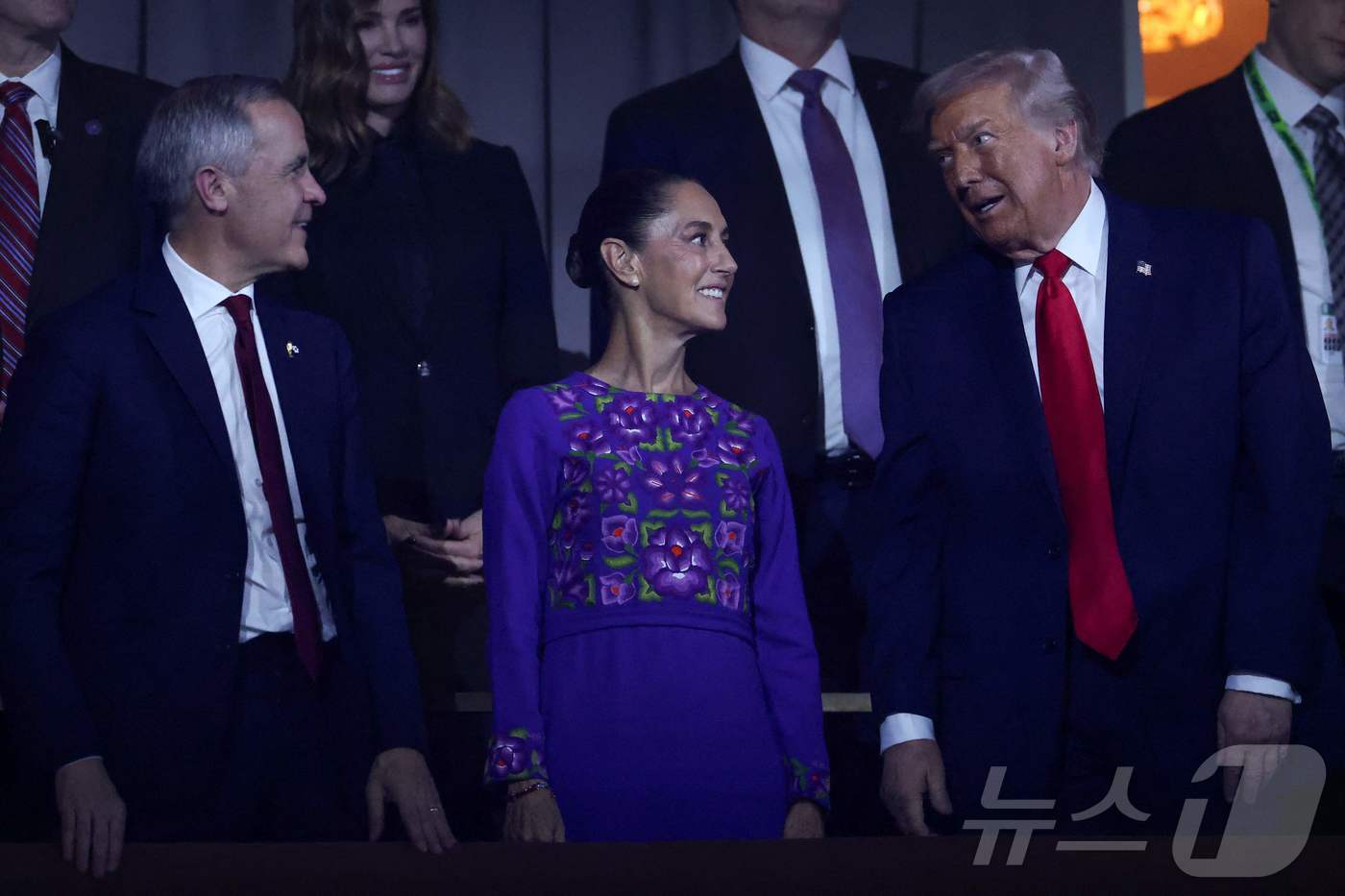 (AFP=뉴스1) = 마크 카니 캐나다 총리(왼쪽부터)와 클라우디아 셰인바움 멕시코 대통령, 도널드 트럼프 미국 대통령이 5일(현지시간) 미국 워싱턴DC 케네디센터에서 열린 202 …