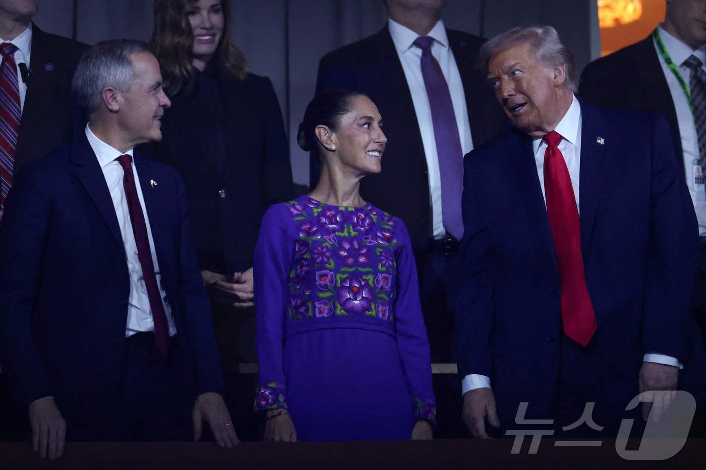 본문 이미지 - 마크 카니 캐나다 총리&#40;왼쪽부터&#41;와 클라우디아 셰인바움 멕시코 대통령, 도널드 트럼프 미국 대통령이 5일&#40;현지시간&#41; 미국 워싱턴DC 케네디센터에서 열린 2026 북중미 월드컵 조 추첨식에서 대화를 나누고 있다. 한국은 개최국 멕시코, 남아프리카공화국, 유럽 플레이오프 D조&#40;덴마크, 북마케도니아, 체코, 아일랜드 승자&#41;와 함께 A조에서 32강 진출을 두고 격돌한다. ⓒ AFP=뉴스1