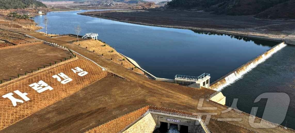 (평양 노동신문=뉴스1) = 북한 노동당 기관지 노동신문은 6일 조선중앙통신사 보도 '농업생산의 지속적인 장성을 위한 투쟁에서 이룩된 자랑찬 결실'을 통해 "새시대 농촌혁명 강령이 …