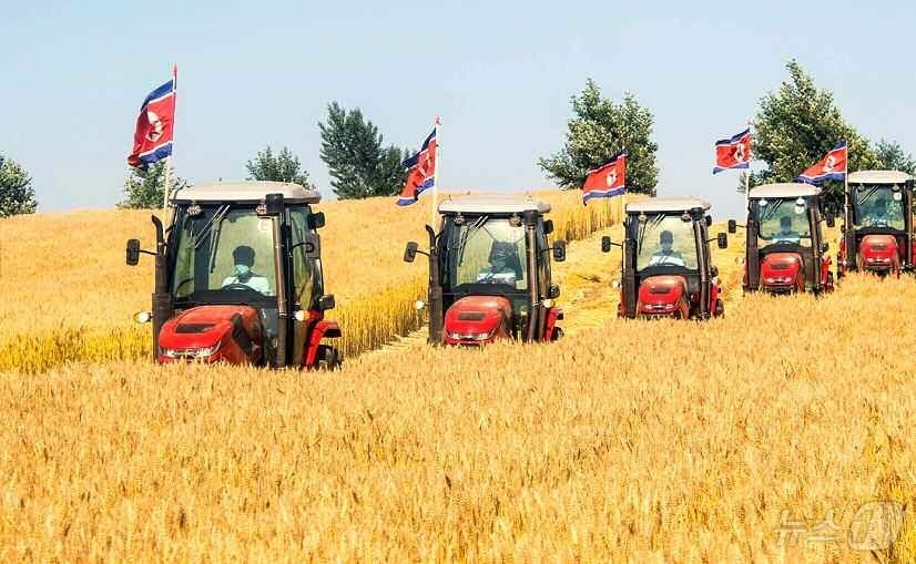 (평양 노동신문=뉴스1) = 북한 노동당 기관지 노동신문은 6일 조선중앙통신사 보도 '농업생산의 지속적인 장성을 위한 투쟁에서 이룩된 자랑찬 결실'을 통해 "새시대 농촌혁명 강령이 …