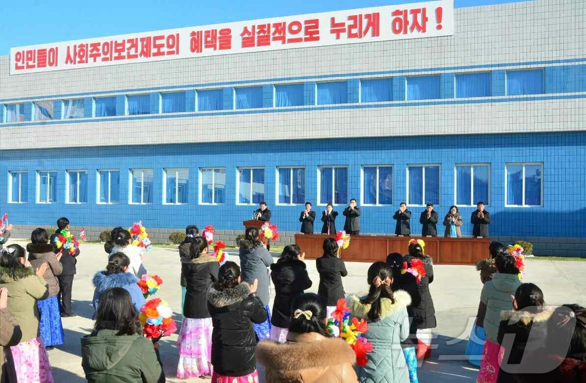 (평양 노동신문=뉴스1) = 북한 노동당 기관지 노동신문은 6일 "개건현대화된 함흥고려약공장이 지난 5일 현지에서 준공했다"라고 보도했다. [국내에서만 사용가능. 재배포 금지. D …