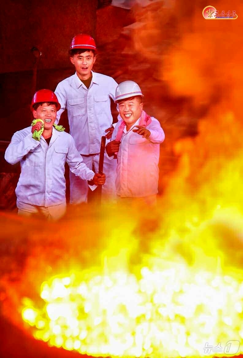 (평양 노동신문=뉴스1) = 북한 노동당 기관지 노동신문은 6일 "끓는 쇠물을 바라보며 기쁨에 넘쳐 있는 평양강철공장의 용해공들"이라고 선전했다. [국내에서만 사용가능. 재배포 금 …