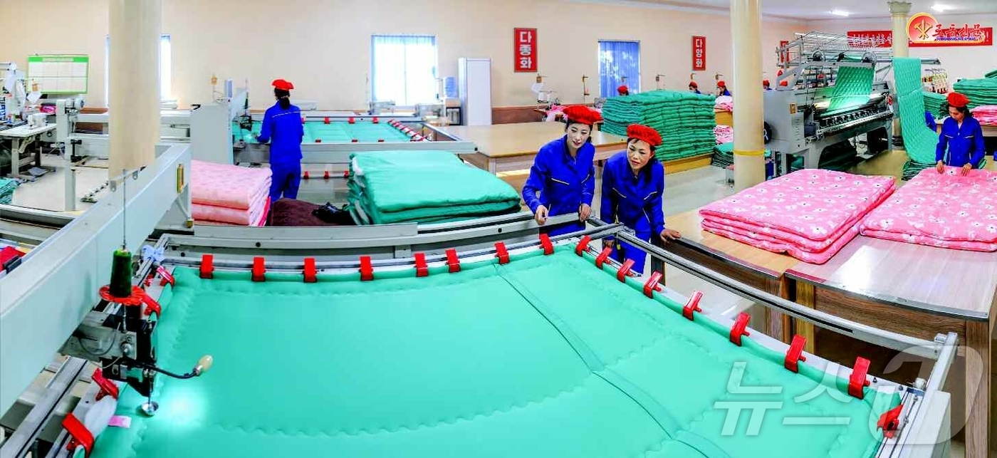 (평양 노동신문=뉴스1) = 북한 노동당 기관지 노동신문은 6일 "당 중앙전원회의 결정관철을 위한 생산투쟁을 힘있게 벌리고 있다"라면서 김정숙평양제사공장을 보도했다. [국내에서만 …