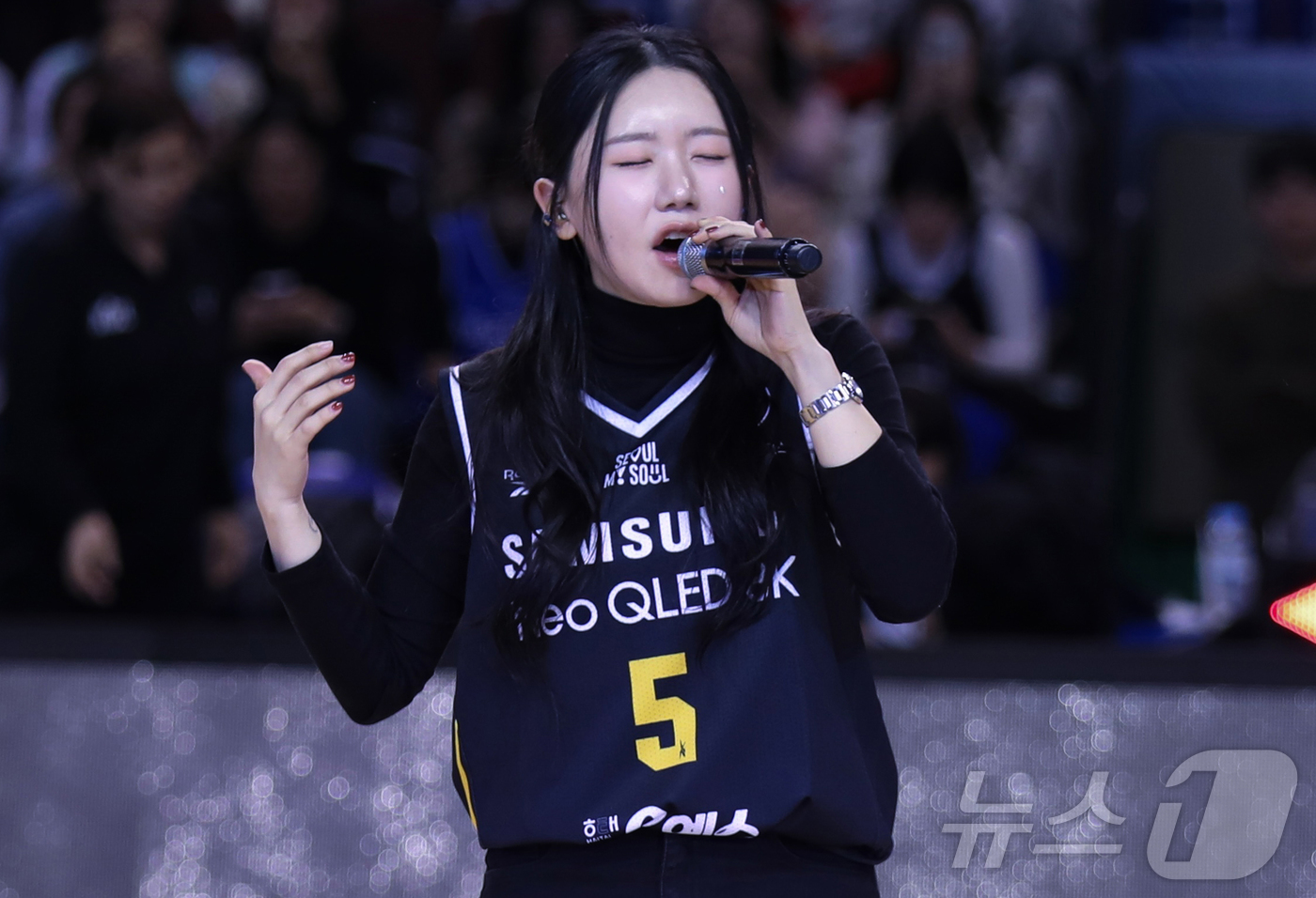 (서울=뉴스1) 권현진 기자 = 가수 송하예가 지난 5일 서울 송파구 잠실실내체육관에서 열린 프로농구 서울 삼성썬더스 와 수원KT 와의 경기에서 하프타임 때 멋진 공연을 선보이고 …