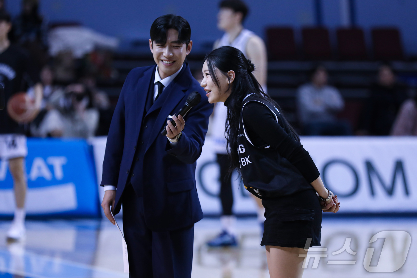 (서울=뉴스1) 권현진 기자 = 가수 송하예가 지난 5일 서울 송파구 잠실실내체육관에서 열린 프로농구 서울 삼성썬더스 와 수원KT 와의 경기에서 인사를 하고 있다.송하예는 오는 1 …