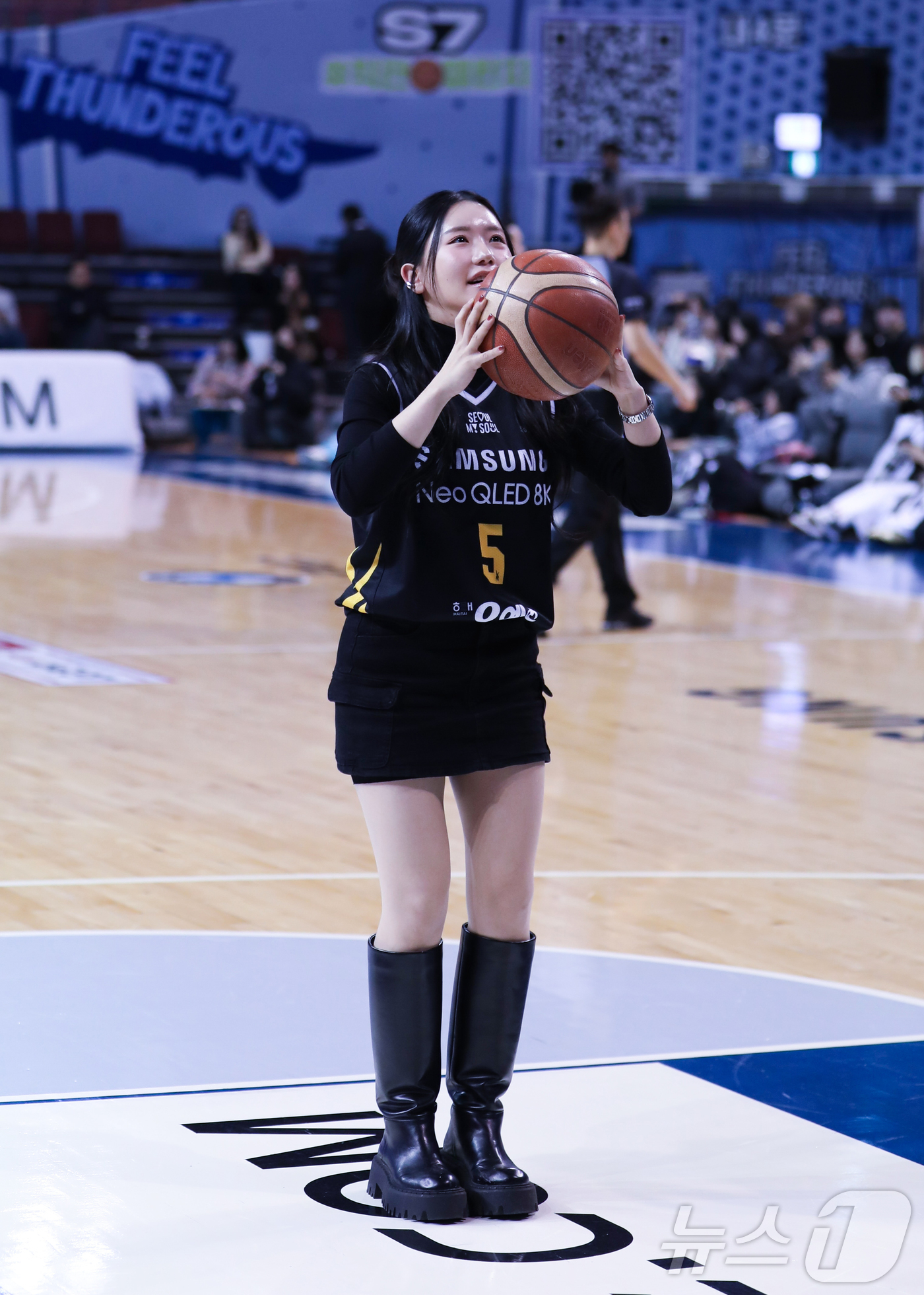 (서울=뉴스1) 권현진 기자 = 가수 송하예가 지난 5일 서울 송파구 잠실실내체육관에서 열린 프로농구 서울 삼성썬더스 와 수원KT 와의 경기에 앞서 승리 기원 시투를 하고 있다.송 …