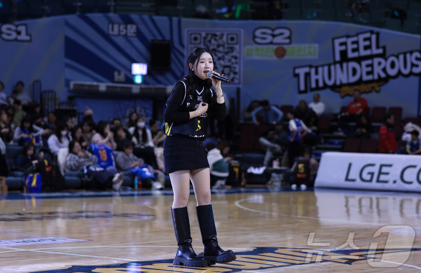 (서울=뉴스1) 권현진 기자 = 가수 송하예가 지난 5일 서울 송파구 잠실실내체육관에서 열린 프로농구 서울 삼성썬더스 와 수원KT 와의 경기에서 하프타임 때 멋진 공연을 선보이고 …